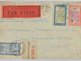 une vieille carte postale sur laquelle figure un timbre rouge et bleu