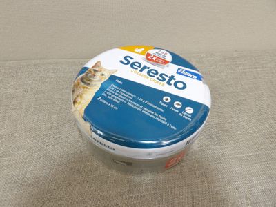 un pot de nourriture pour chat posé sur une table
