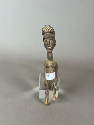 une photo d'une petite figurine en bronze représentant un homme coiffé d'un chapeau
