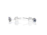 paire de boucles d'oreilles à clous en diamant bleu et blanc sur fond blanc