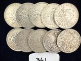 un gros plan sur une pile de pièces d'argent accompagnée d'une étiquette de prix