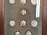 une image représentant une photo d'un présentoir de pièces de monnaie dans un cadre en bois
