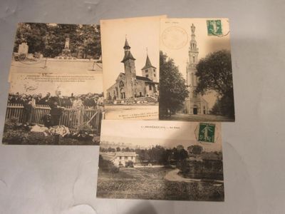 trois vieilles cartes postales représentant une église et une église avec un clocher