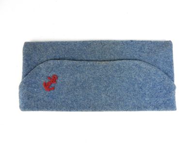 étui à lunettes en feutre bleu, orné d'un crabe rouge brodé sur le devant