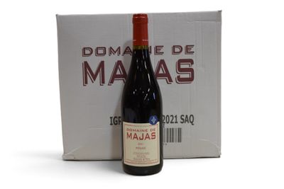 une bouteille de vin posée à côté d'une boîte