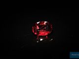 un diamant rouge dans l'obscurité