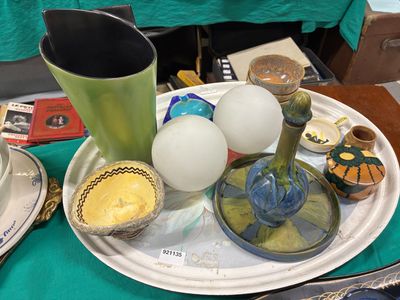 un plateau avec divers objets sur une table