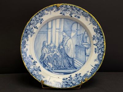 une image représentant une assiette bleue et blanche ornée d'une peinture