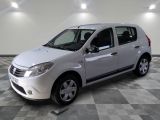 la photo d'une petite voiture blanche garée dans un garage