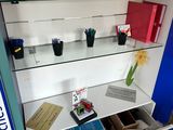 un bureau avec une étagère en verre et une armoire bleue