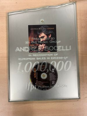 une image représentant un boîtier de CD sur lequel figure la photo d'un homme
