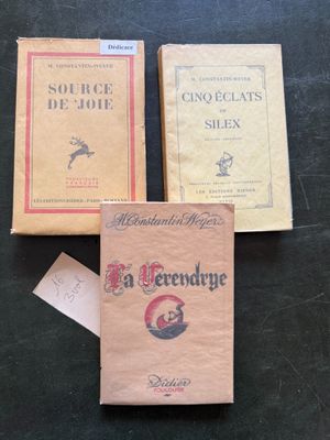 trois livres posés sur une table l'un à côté de l'autre