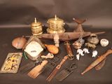 un grand nombre d'objets posés sur une table