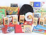beaucoup de livres pour enfants et d'autres livres sur la table