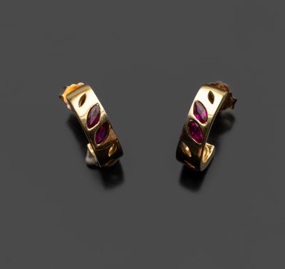 une paire de boucles d'oreilles en or et rubis