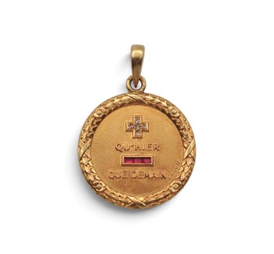 Gros plan sur une médaille d'or ornée d'une croix