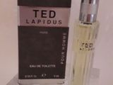 un flacon de parfum posé sur une table