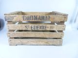 une caisse en bois avec une pancarte indiquant « Chemmay St Étienne »
