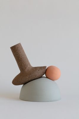 un petit objet posé sur une balle