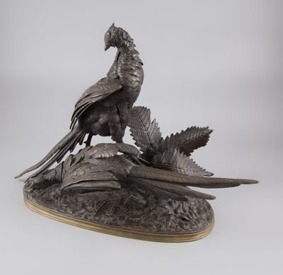 une image représentant une statue en bronze d'un oiseau perché sur une branche
