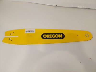 un skateboard « Oregon » jaune posé sur une surface blanche