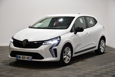 la voiture blanche est garée sur le sol à carreaux d'une pièce