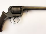 gros plan d'un revolver sur une surface blanche