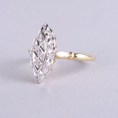 gros plan d'une bague en diamant sur une surface blanche