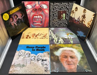 une vitrine sur laquelle sont exposés de nombreux disques