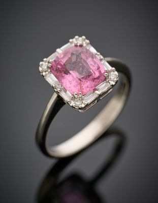 BAGUE en or gris (750°/°°) serti d'un spinelle rose pesant 2…