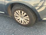 une voiture qui a un pneu crevé sur la route