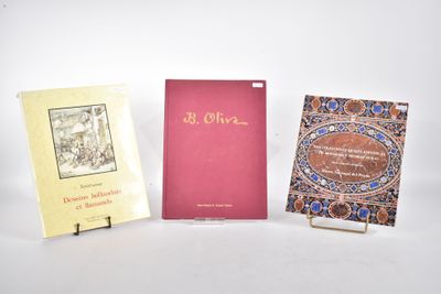 trois livres posés sur une table, les uns à côté des autres, sur une surface blanche