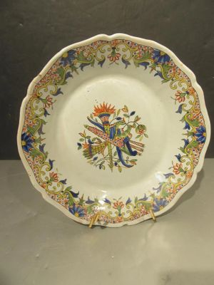 24.65 - ASSIETTE EN FAIENCE DECOR ROUEN (réparations) .