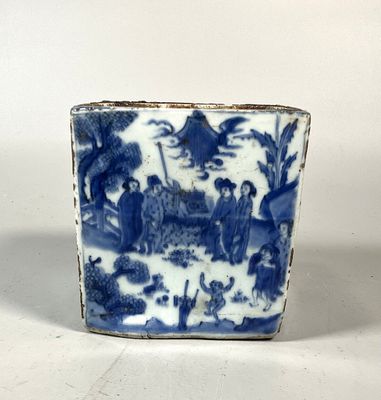 un vase bleu et blanc orné d'une image représentant des personnes