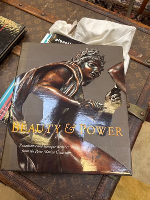un livre posé sur une valise, sur une table