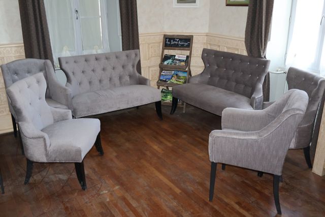 Salon moderne garni de velours gris comprenant deux banquettes de...