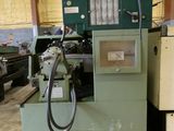 une machine qui se trouve à l'intérieur d'un bâtiment