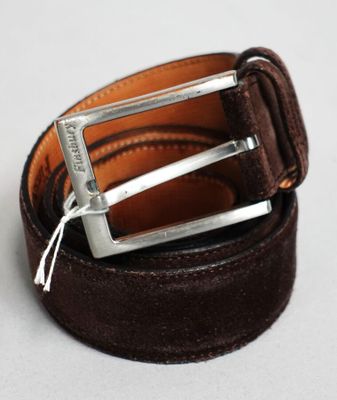 ceinture en cuir marron avec une boucle argentée sur un fond blanc