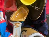 une boîte d'objets posés sur une table