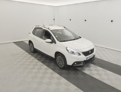 La petite voiture blanche est garée dans une pièce propre.