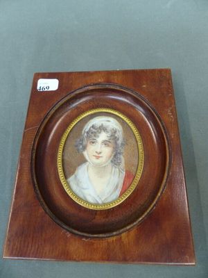 une vieille photo d'une femme en robe blanche, dans un cadre en bois