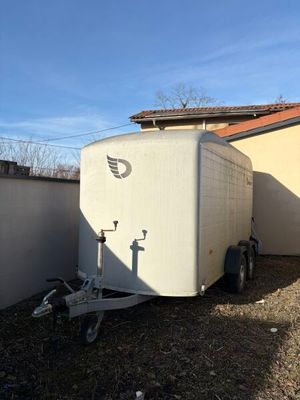 une photo d'une remorque garée devant une maison
