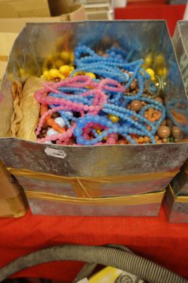 une boîte remplie de perles et d'autres objets posée sur une table