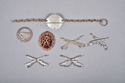 plusieurs types de bijoux en argent et en or disposés sur un fond blanc
