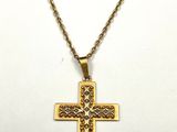 un pendentif en forme de croix en or avec une chaîne, sur fond blanc