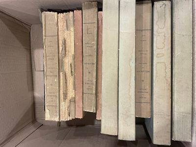 beaucoup de livres empilés dans une boîte
