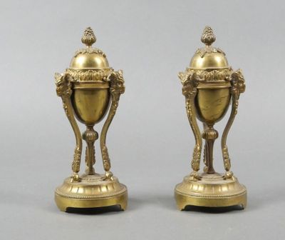 Paire de cassolettes formant bougeoirs en bronze ciselé et d…