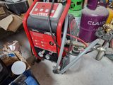 un petit générateur qui se trouve dans un garage
