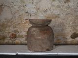 un vase posé sur une table devant un mur