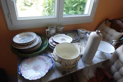 une table sur laquelle se trouvent beaucoup d'assiettes et de bols